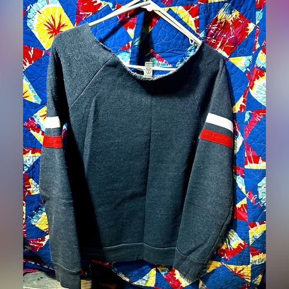 Off the shoulder Alaska sweatshirt - Picture 2 of 4